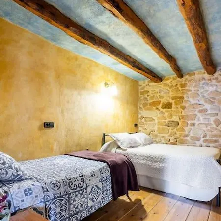 Miqueló: Casa Familiar Rústica Prat de Comte